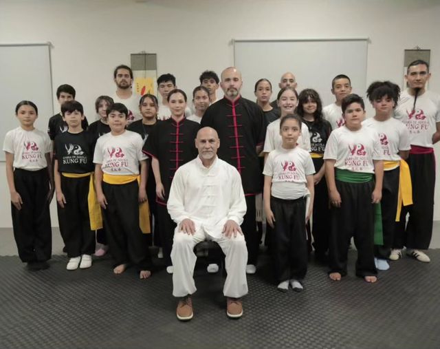 Alumnos de todas las edades junto a los maestros en la academia