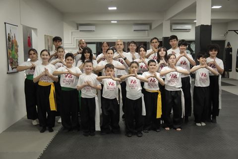 Alumnos de la academia en formación haciendo el saludo marcial