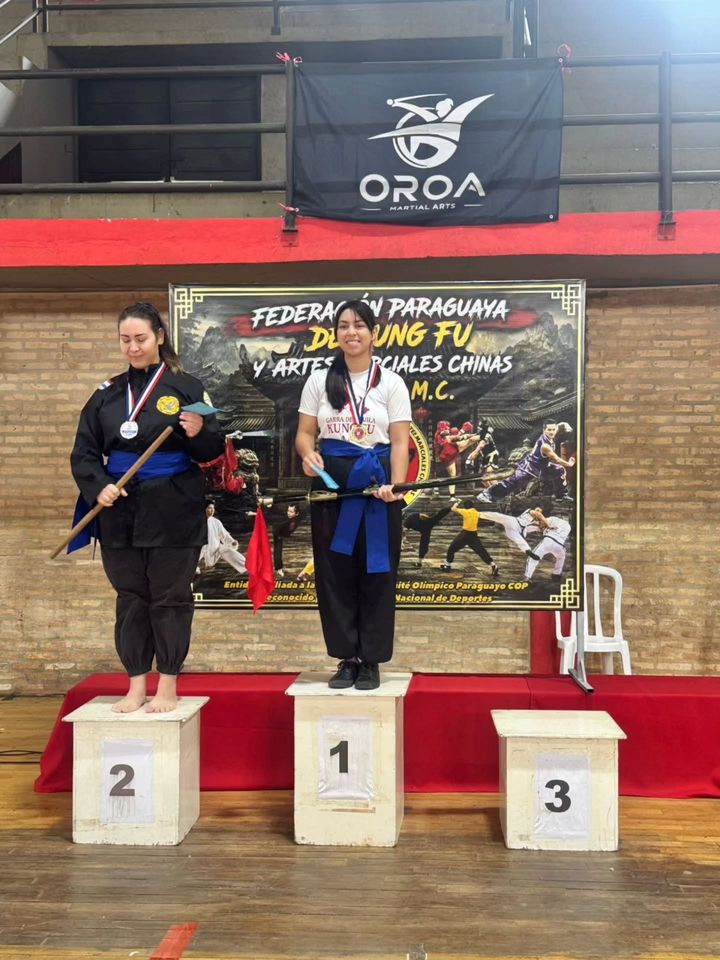 Alumnos de Garra de Águila en el podio del Torneo Nacional con sus medallas