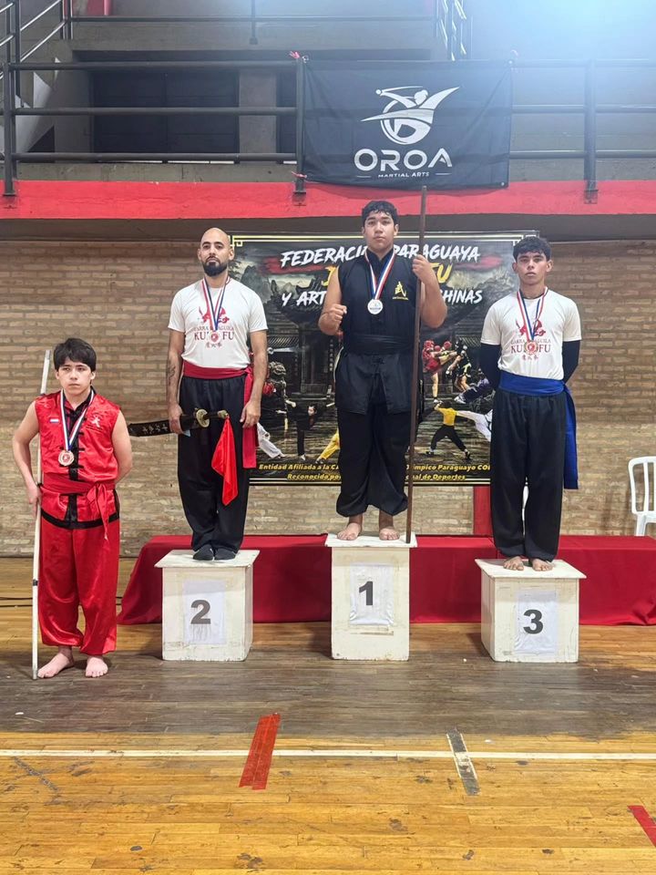 Alumnas en el podio con medallas
