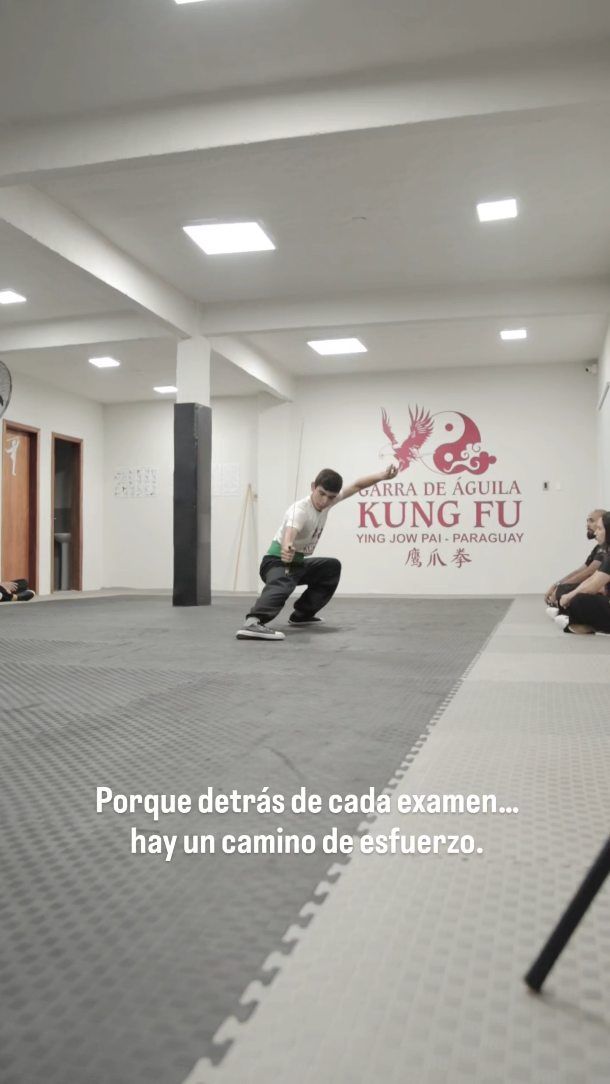 Alumno rindiendo examen de Kung Fu en la academia
