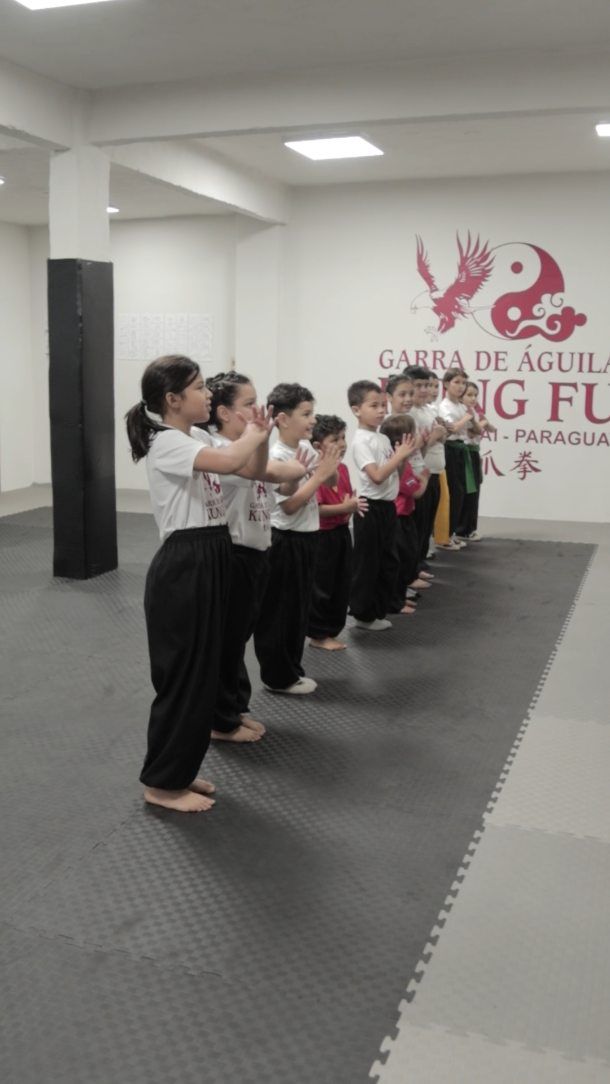 Alumnos en fila durante la clase