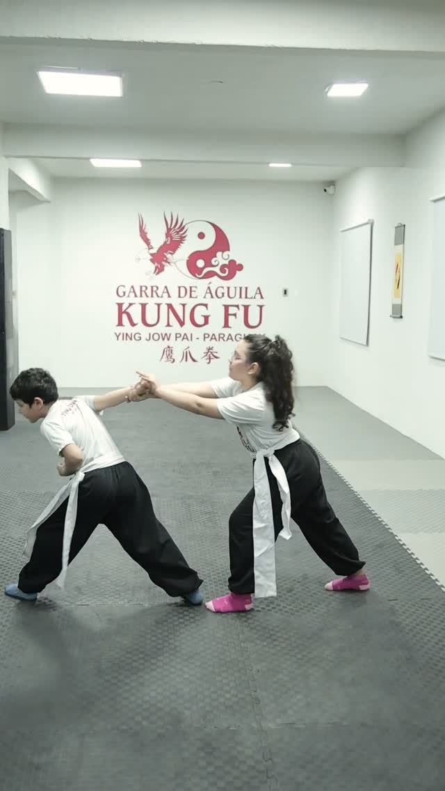 Dos alumnas practican técnica en pareja
