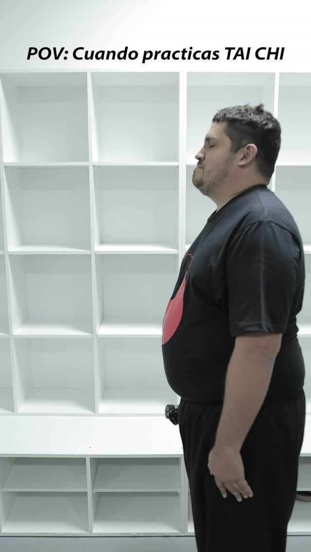 Práctica de Tai Chi en la academia